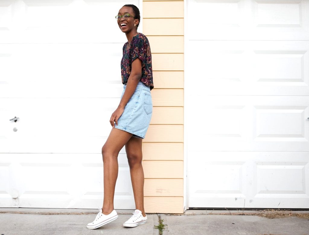 Nigerian fashion blogger Cassie Daves wearing high waisted denim mom shorts 