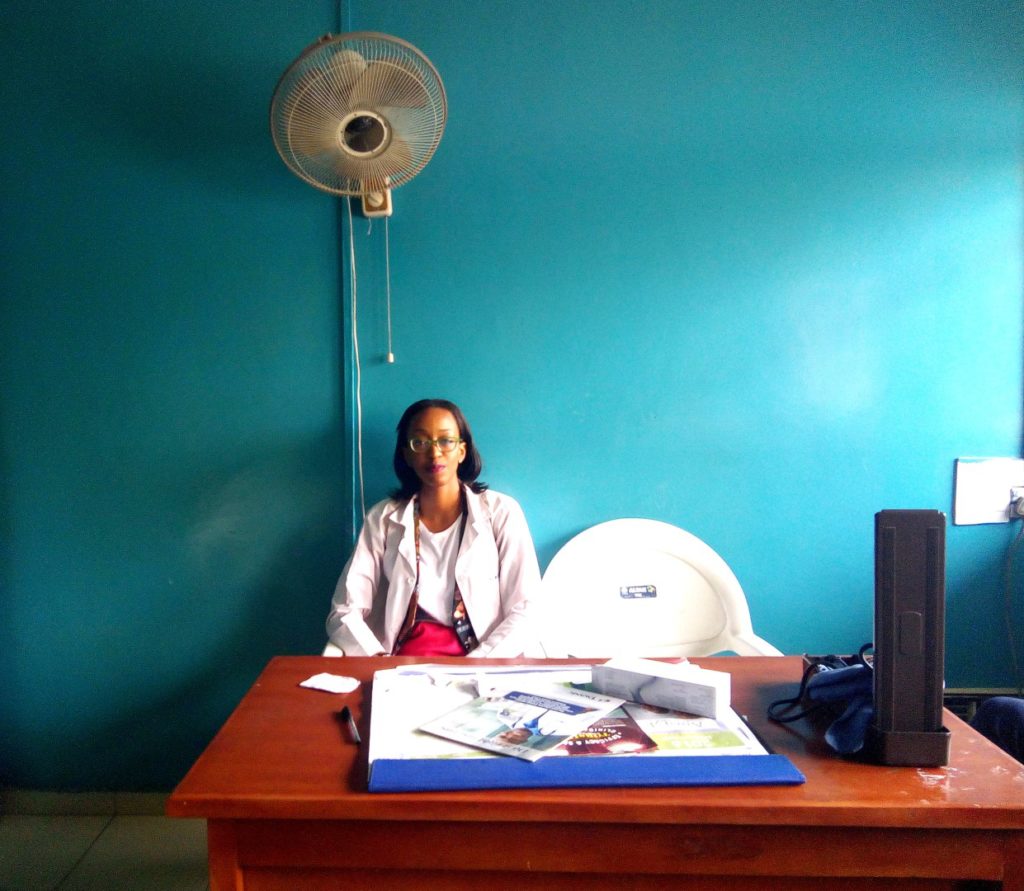 Housemanship In Nigeria (LUTH) Chronicles, Nigerian blogger Cassie Daves siting at a desk in clinic 