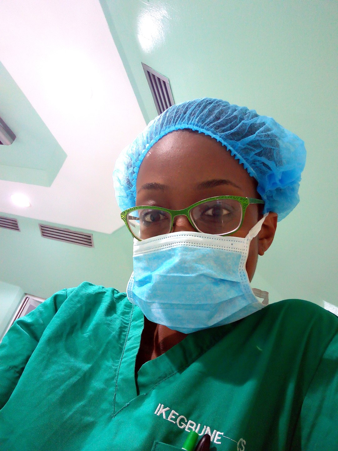 housemanship in nigeria, Blogger and Medical doctor cassie daves selfie in face mask and head cover for theatre