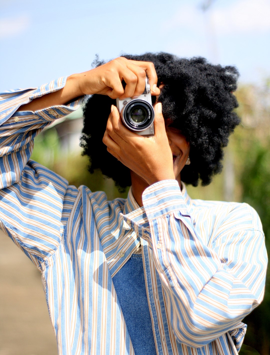 Sony A6000 Review, nigerian fashion blogger Cassie Daves holding a Sony A6000
