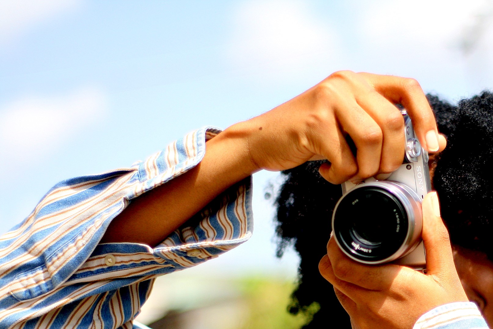 Sony A6000 Review, up close shot of the sonyA6000 mirrorless camera