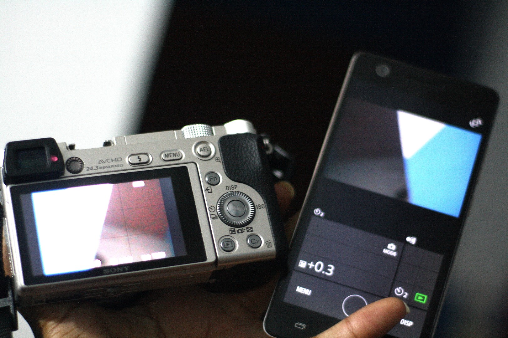 Picture showing the Sony A6000 and an infinix hot s connected together via Wifi