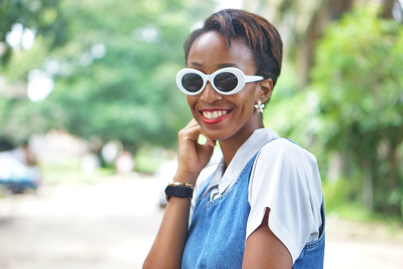 Fashion blogger Cassie Daves smiling with kurt cobain sunshades on