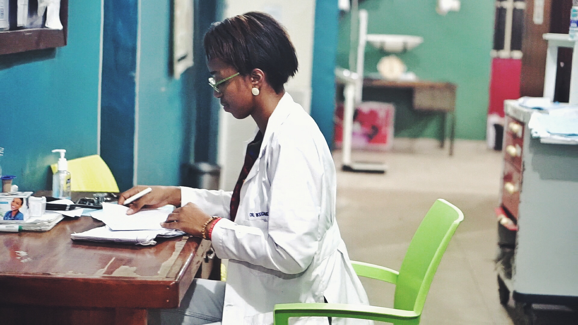 Housemanship in Nigeria - Nigerian medical doctor and blogger Cassie daves in children emergency in LUTH