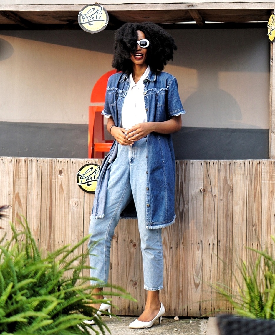fashion blogger cassie daves wearing denim dress and mom jeans