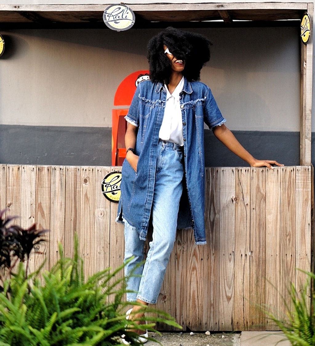 Nigerian fashion blogger cassie daves wearing denim dress and mom jeans
