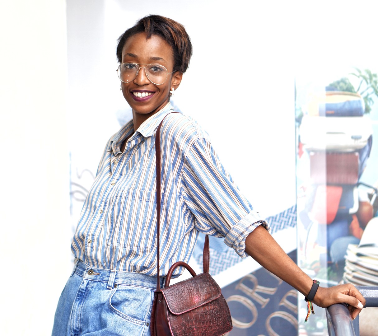 Nigerian fashion blogger cassie daves wearing oversized denim shirt and mom jeans