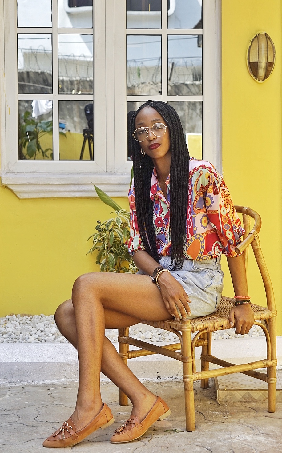 Blogger Cassie Daves in vintage shirt and mom shorts