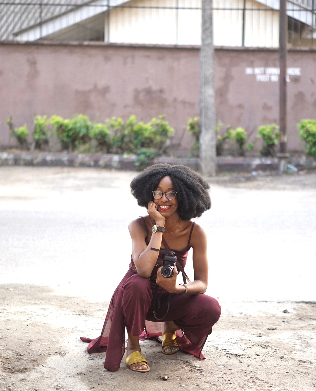 Nigerian blogger Cassie Daves posing at RELE gallery 