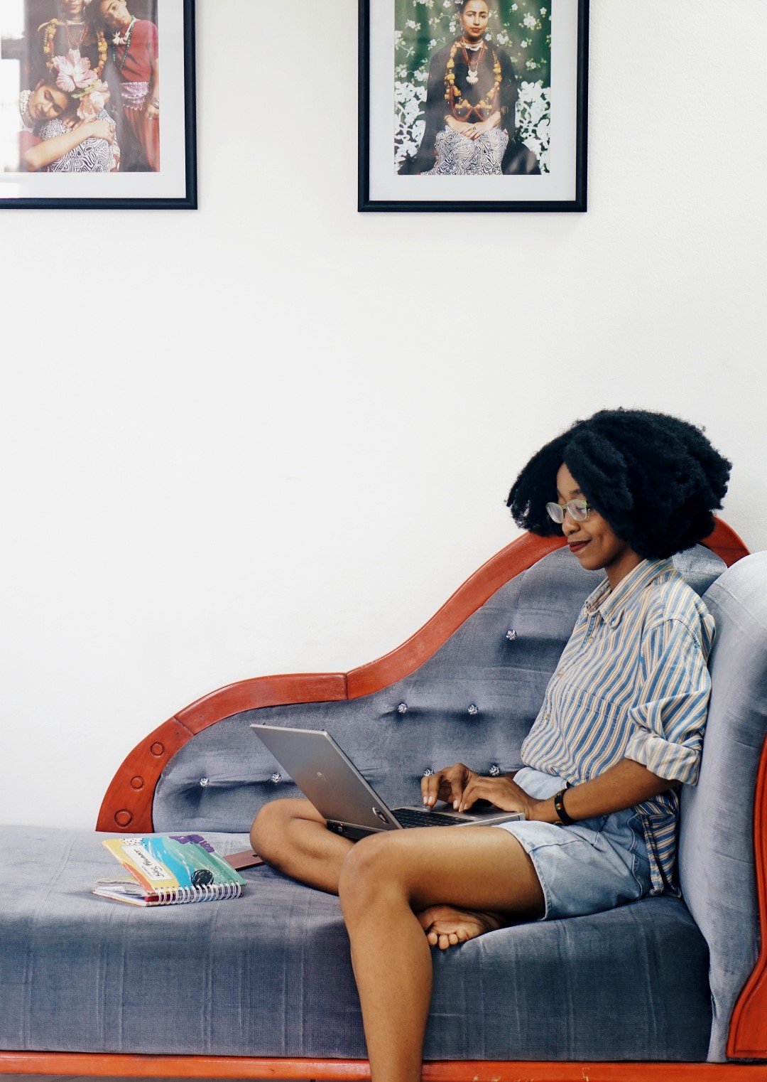 Grow your blog, Nigerian lifestyle blogger Cassie daves sitting working on a laptop