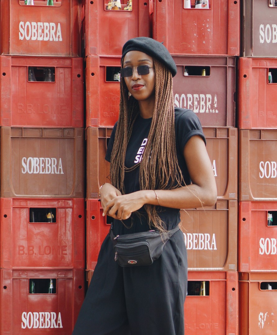 Nigerian Blogger Cassie Daves in all black outfit - Cassie daves tee and beret