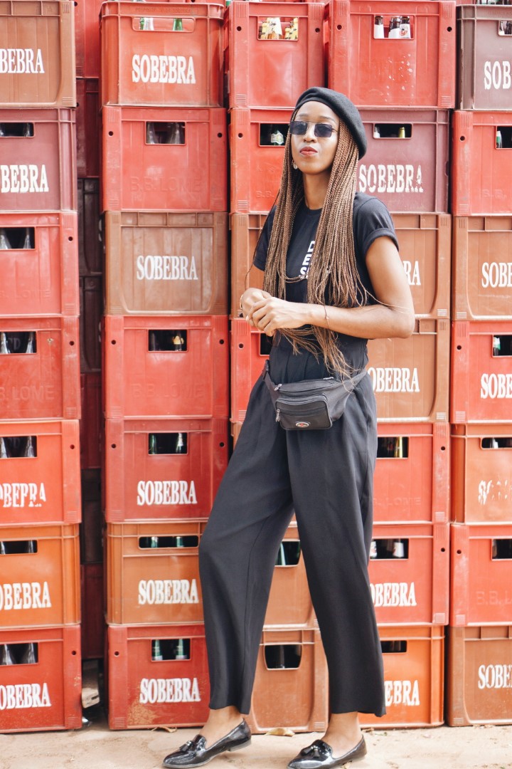 Blogger Cassie Daves In All black outfit and a fanny pack