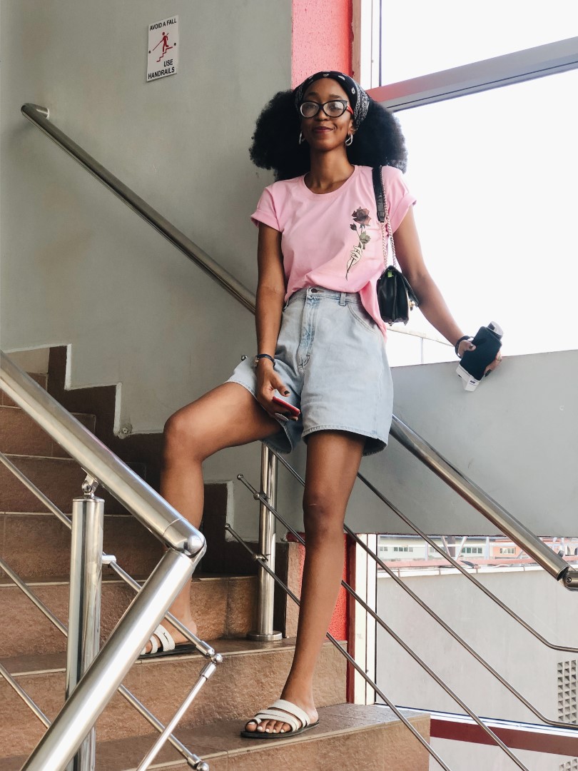 Nigerian lifestyle blogger cassie daves in mom shorts and tee
